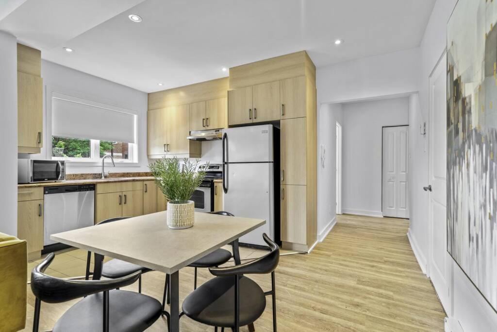 Stylish 2 Bedroom Haven By Jean Talon Market Montréal Extérieur photo